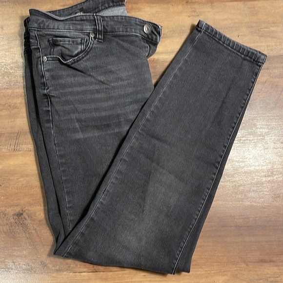 Beautiful mid length waist skinny black jeans from Buffalo - Picture 2 of 12